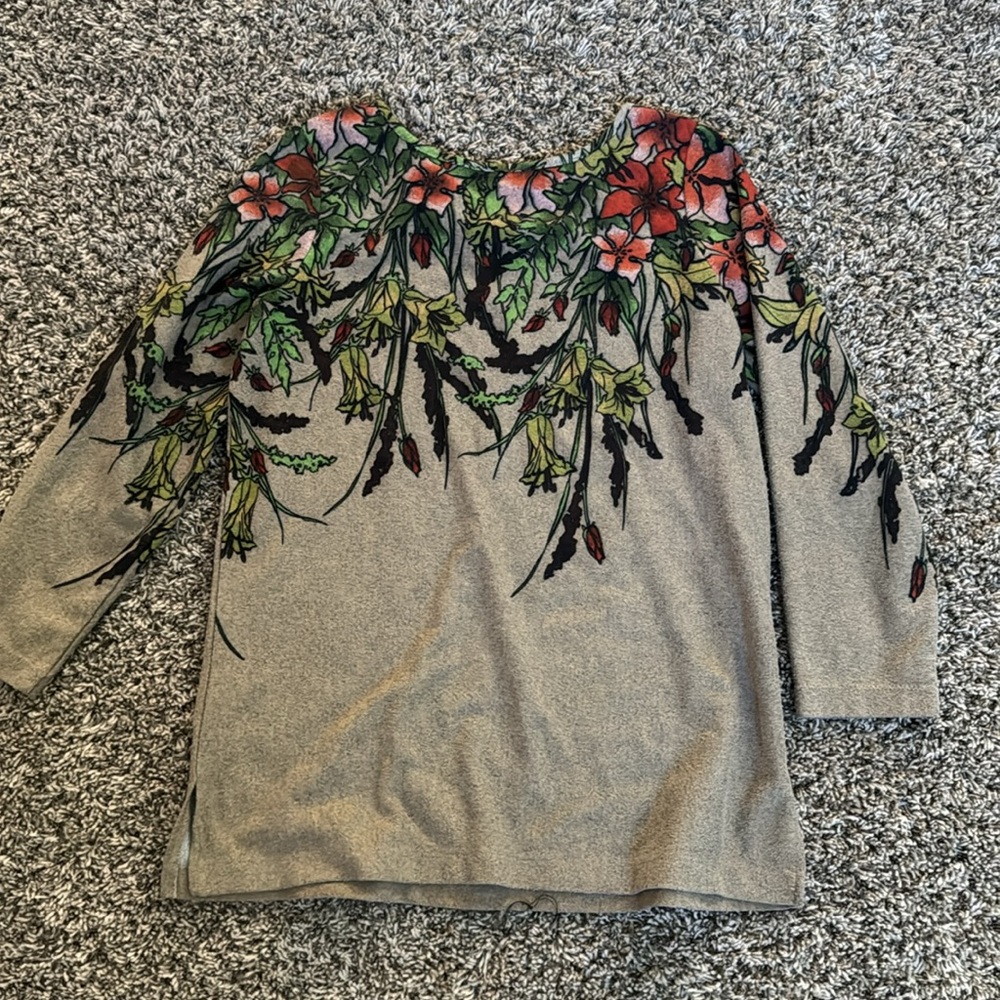 Simonton says sweater shirt. Size medium- B2 - Picture 2 of 3